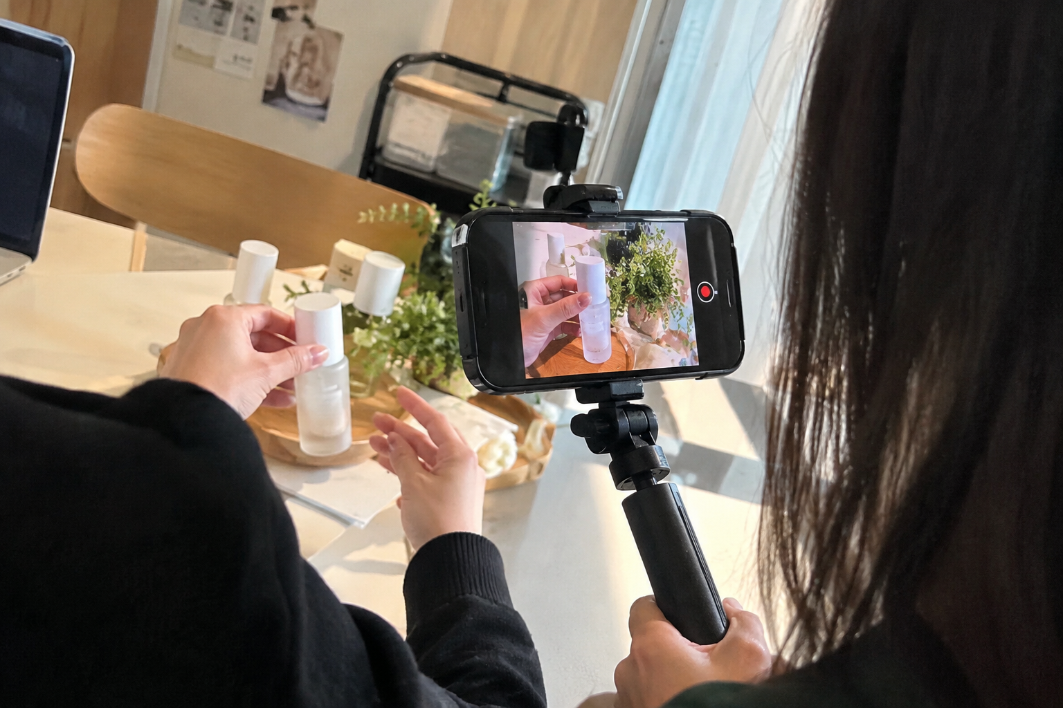 짧은 세로형 영상이 신뢰를 만들고 곧바로 구매로 이어지는 숏폼 마케팅의 전환 구조와 성공 요인을 다룬다
