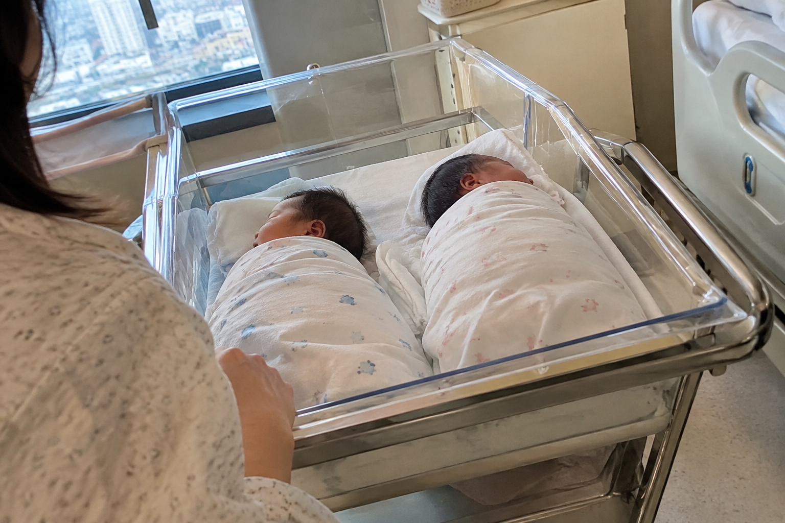 통계청 출생통계로 본 다태아 출생아 수와 비중의 10년 추이, 그리고 산모 연령대별 다태아 비중을 정리한 내용